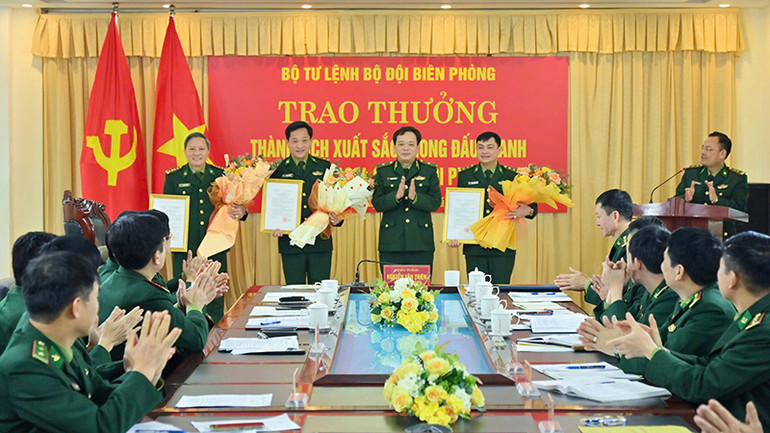 Quang cảnh buổi khen thưởng.