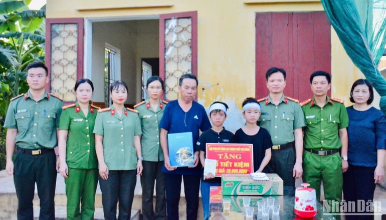 Lãnh đạo Công an thành phố Thái Bình, Hội Phụ nữ Công an thành phố cùng Hội Liên hiệp Phụ nữ thành phố tặng sổ tiết kiệm và quà cho hai chị em Hằng, Châu mồ côi cả cha mẹ tại xã Đông Hòa (thành phố Thái Bình).