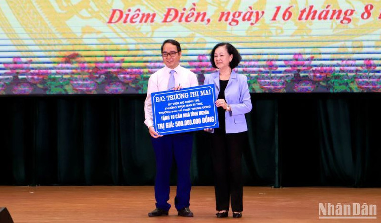 Đồng chí Trương Thị Mai, Thường trực Ban Bí thư trao kinh phí xây 10 căn nhà tình nghĩa cho hộ nghèo trên địa bàn huyện Thái Thụy.