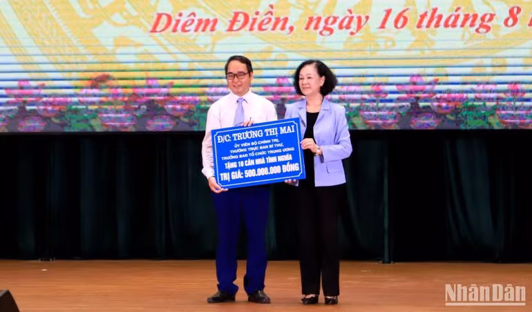 Đồng chí Trương Thị Mai, Thường trực Ban Bí thư trao kinh phí xây 10 căn nhà tình nghĩa cho hộ nghèo trên địa bàn huyện Thái Thụy.