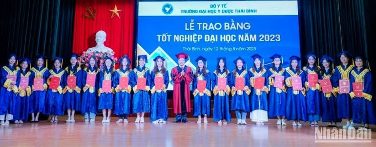 PGS.TS Nguyễn Duy Cường, trao Bằng tốt nghiệp cho các tân Bác sĩ, Dược sĩ, Cử nhân.