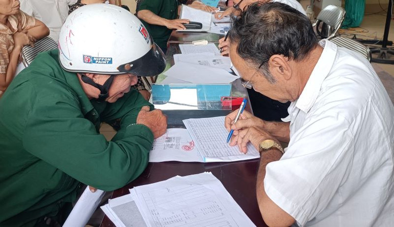 Cán bộ xã, thôn làm ngày, làm đêm, kể cả ngày nghỉ để khẩn trương hoàn thiện hồ sơ cấp Giấy chứng nhận quyền sử dụng đất lần đầu cho công dân.