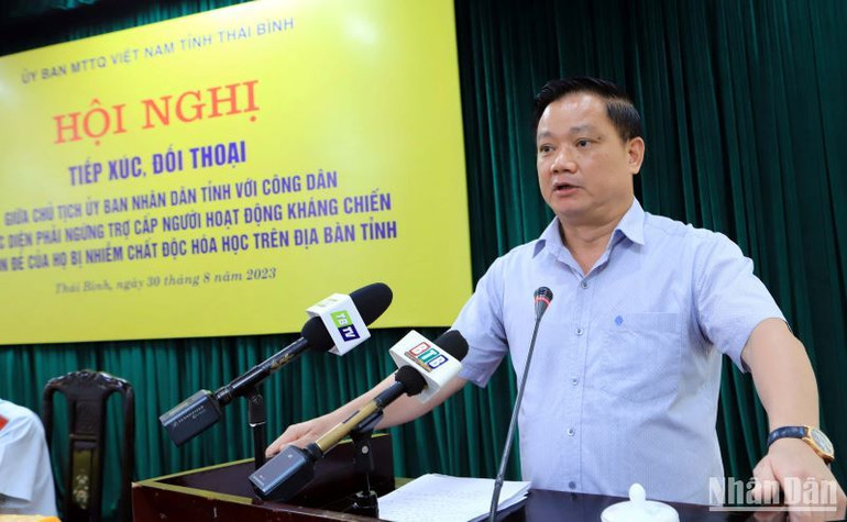 Đồng chí Nguyễn Khắc Thận, Chủ tịch Ủy ban nhân dân tỉnh Thái Bình ghi nhận những ý kiến, kiến nghị của công dân nêu ra tại buổi đối thoại.