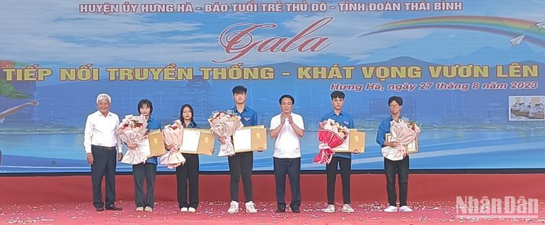 Huyện ủy Hưng Hà vinh danh 5 thủ khoa các trường Đại học, kèm theo học bổng 5 triệu đồng. Huyện ủy Hưng Hà vinh danh 5 thủ khoa các trường Đại học, kèm theo học bổng 5 triệu đồng.