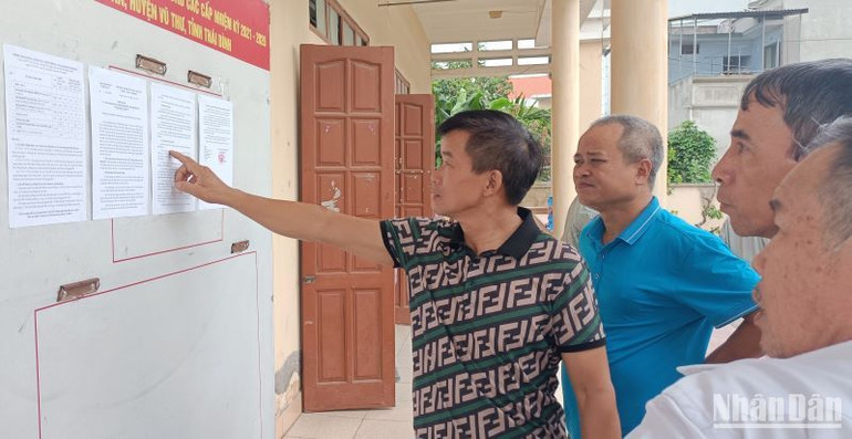 Người dân xã Trung An (huyện Vũ Thư, tỉnh Thái Bình) hồ hởi đón nhận cách làm đổi mới của lãnh đạo huyện.