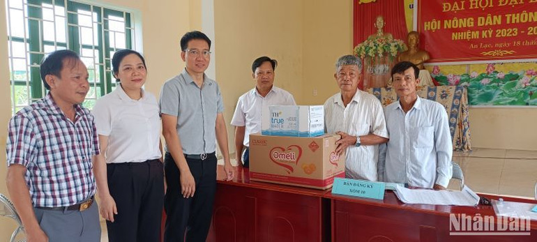 Nhiều doanh nghiệp đến chung tay hỗ trợ, tặng quà các Tổ công tác cấp Giấy chứng nhận quyền sử dụng đất lần đầu tại xã Trung An (huyện Vũ Thư, tỉnh Thái Bình).