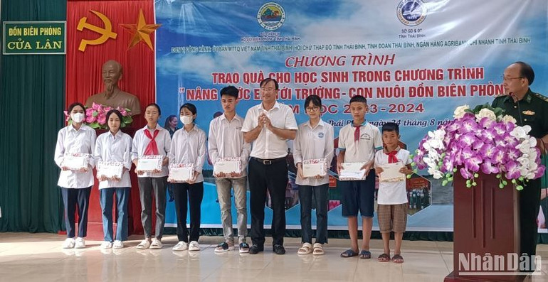 Tỉnh Đoàn Thái Bình trao quà cho học sinh khó khăn trên địa bàn biên giới biển thuộc đồn Biên phòng Cửa Lân quản lý.