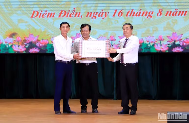 Bí thư Tỉnh ủy Thái Bình Ngô Đông Hải trao quà cho cán bộ và nhân dân thị trấn Diêm Điền (huyện Thái Thụy, tỉnh Thái Bình).