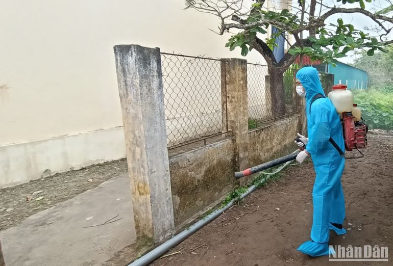 Phun thuốc khử khuẩn tại khu vực trường học trên địa bàn huyện Thái Thụy (tỉnh Thái Bình).