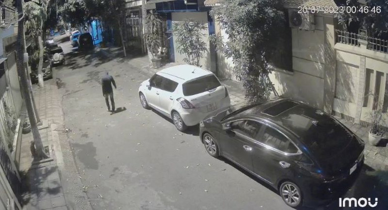 Hình ảnh đối tượng đi gây án. (Ảnh cắt từ clip)