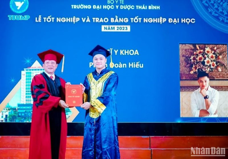 Nhà giáo Nhân dân, PGS, TS Nguyễn Quốc Tiến, Bí thư Đảng ủy, Chủ tịch Hội đồng trường trao Bằng tốt nghiệp cho tân bác sĩ y khoa.