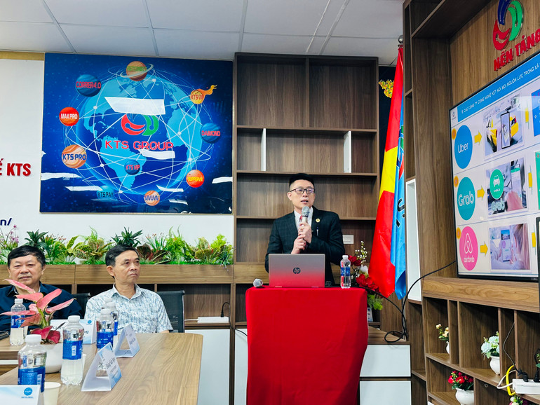 Ông Hoàng Văn Ngọc, Chủ tịch Hội đồng quản trị kiêm Tổng Giám đốc KTS Group, giới thiệu về phần mềm AIO Global. Ông Hoàng Văn Ngọc, Chủ tịch Hội đồng quản trị kiêm Tổng Giám đốc KTS Group, giới thiệu về phần mềm AIO Global.