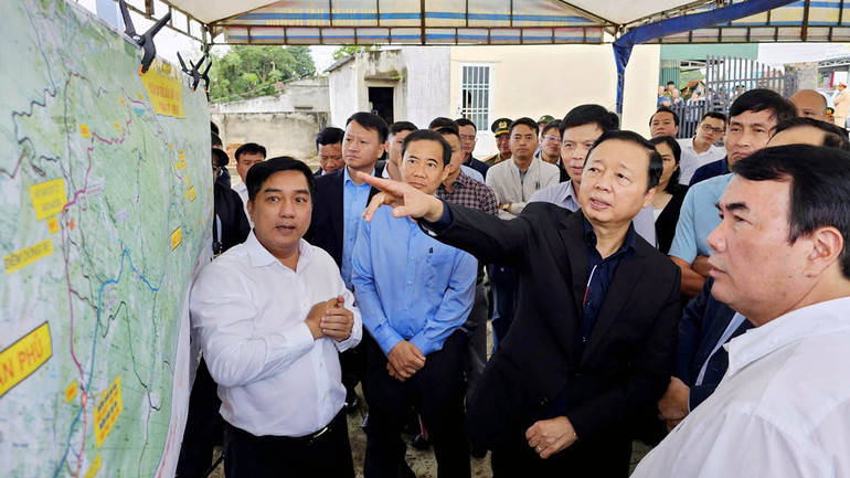 Phó Thủ tướng Chính phủ Trần Hồng Hà và Đoàn công tác khảo sát, kiểm tra thực tế tại nút giao thuộc tuyến cao tốc Bảo Lộc-Liên Khương vào tháng 9/2024.
