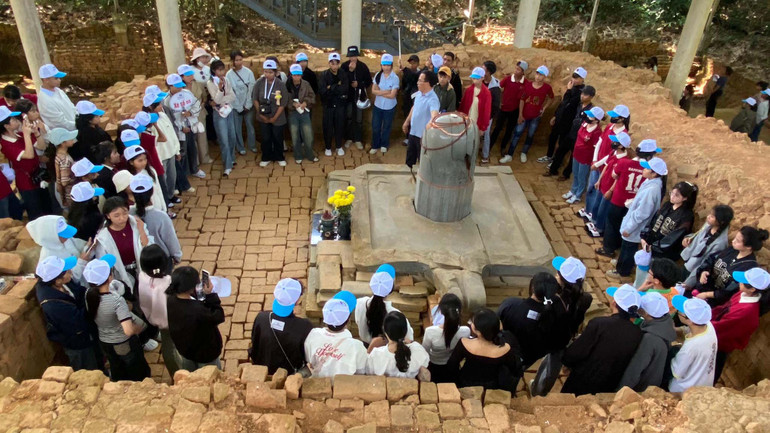 Du khách đến với Di tích quốc gia đặc biệt Khảo cổ Cát Tiên. Du khách đến với Di tích quốc gia đặc biệt Khảo cổ Cát Tiên.