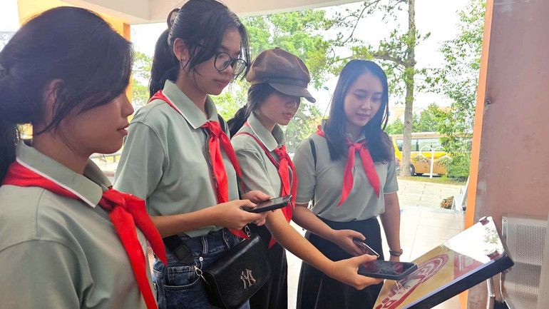 Học sinh tiếp cận thông tin về Bảo tàng Lâm Đồng qua Dự án “Yêu lắm Việt Nam”. Học sinh tiếp cận thông tin về Bảo tàng Lâm Đồng qua Dự án “Yêu lắm Việt Nam”.