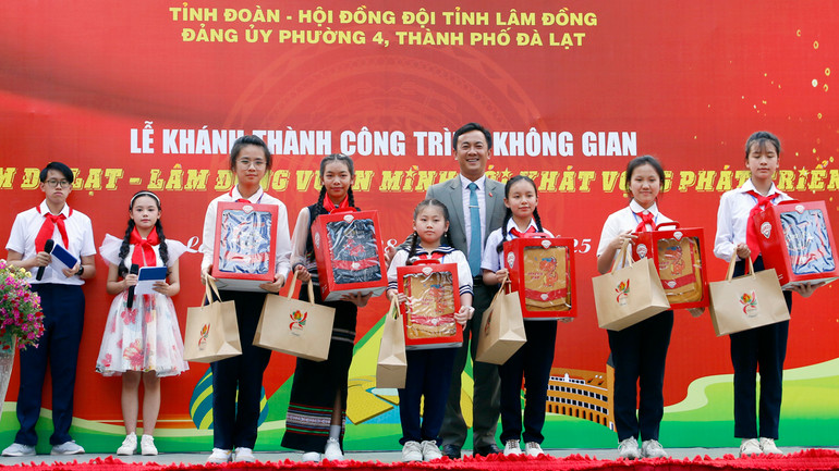Lãnh đạo Sở Giáo dục và Đào tạo Lâm Đồng trao ba-lô tặng đại biểu thiếu nhi được tuyên dương Cháu ngoan Bác Hồ cấp tỉnh tại sự kiện.