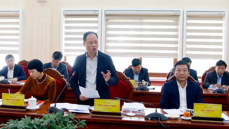 Chủ tịch Ủy ban nhân dân tỉnh Lâm Đồng Trần Hồng Thái phát biểu ý kiến tại hội nghị.