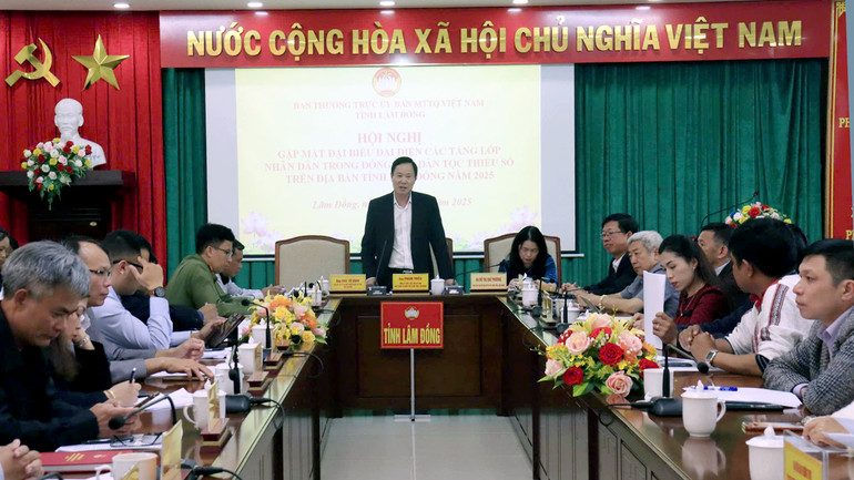 Chủ tịch Ủy ban Mặt trận Tổ quốc Việt Nam tỉnh Lâm Đồng Phạm Triều phát biểu ý kiến tại hội nghị.