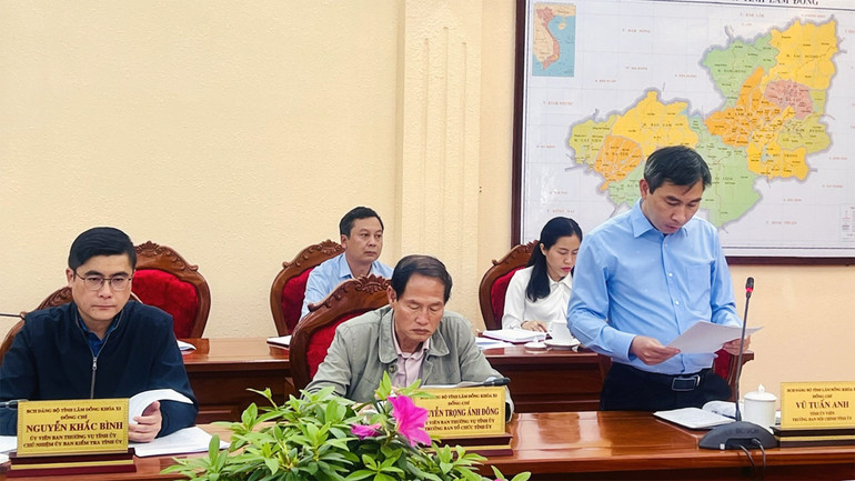 Lãnh đạo Ban Nội chính Tỉnh ủy Lâm Đồng báo cáo kết quả phòng, chống tham nhũng, tiêu cực, lãng phí quý 1/2025. Ảnh: N.T