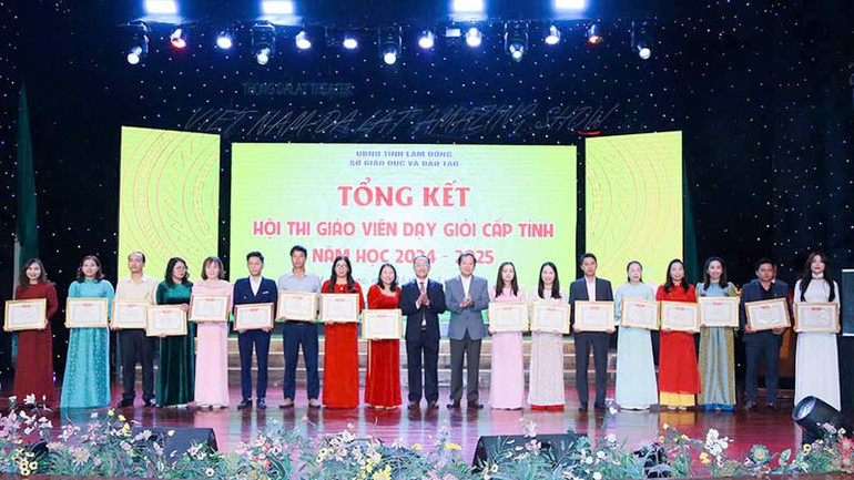 Ban tổ chức trao chứng nhận cho các giáo viên đạt danh hiệu “Giáo viên dạy giỏi cấp tỉnh" năm học 2024-2025.