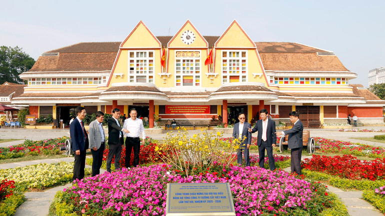 Các đại biểu tham quan công trình “Sửa chữa, cải tạo, chỉnh trang trồng hoa khu ga Đà Lạt”, chào mừng Đại hội đại biểu Đảng bộ Tổng Công ty Đường sắt Việt Nam lần thứ 13.