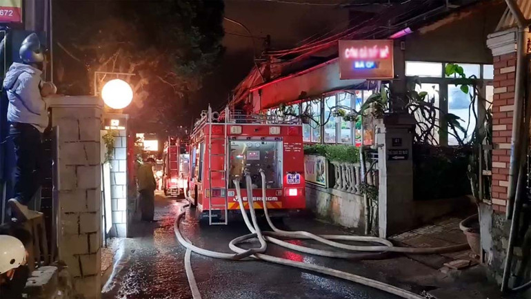 Nhiều xe chữa cháy chuyên dụng được huy động đến hiện trường.