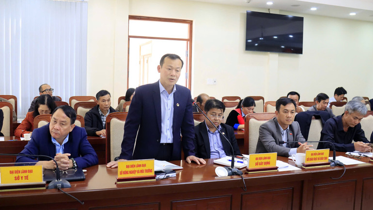 Đại diện lãnh đạo sở, ngành tỉnh Lâm Đồng giải đáp các ý kiến của đại biểu tại hội nghị.