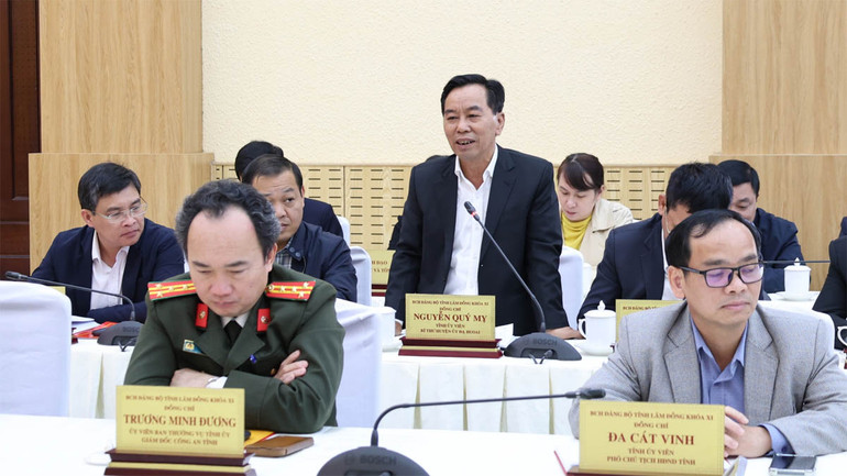 Các đại biểu phát biểu ý kiến tại hội nghị.