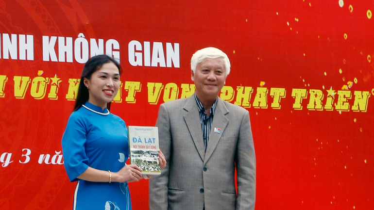 Đại diện Tỉnh đoàn Lâm Đồng nhận tác phẩm sách “Đà Lạt-Nội thành dậy sóng” do ông Cao Duy Hoàng, đồng chủ biên trao tặng.