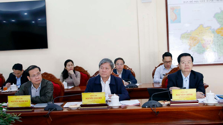 Phó Thủ tướng Mai Văn Chính và thành viên Đoàn kiểm tra tại hội nghị.