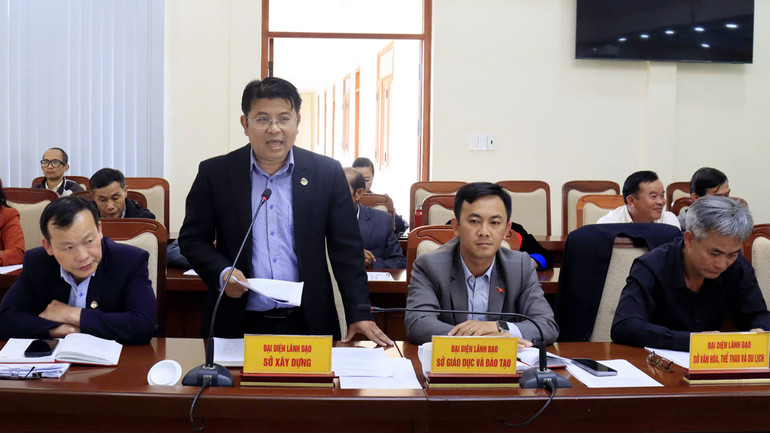 Đại diện lãnh đạo sở, ngành tỉnh Lâm Đồng giải đáp các ý kiến của đại biểu tại hội nghị.