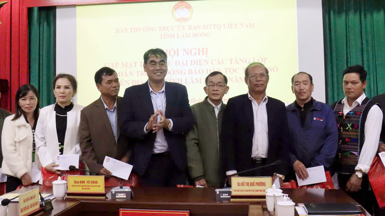 Lãnh đạo Ủy ban Mặt trận Tổ quốc Việt Nam tỉnh Lâm Đồng trao quà tặng đại biểu đồng bào dân tộc thiểu số tham dự hội nghị.