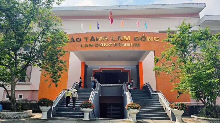 Bảng gắn chip NFC trong Dự án “Yêu lắm Việt Nam” được đặt tại các vị trí thuận lợi, thu hút du khách tại Bảo tàng Lâm Đồng. Bảng gắn chip NFC trong Dự án “Yêu lắm Việt Nam” được đặt tại các vị trí thuận lợi, thu hút du khách tại Bảo tàng Lâm Đồng.