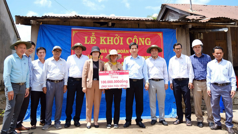 Đồng chí Ngô Thị Mỹ Lợi và Phó Bí thư thường trực Huyện ủy Ninh Sơn Lê Văn Chín (thứ năm, bên phải), cùng lãnh đạo địa phương dự Lễ khởi công nhà đại đoàn kết do Đà Lạt trao tặng gia đình chính sách tại xã Ma Nới.