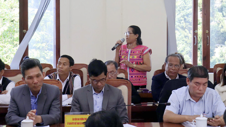 Người có uy tín vùng đồng bào dân tộc tại huyện Đạ Huoai phát biểu ý kiến.