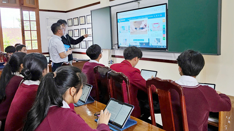 Năm 2024, Trường Trung học phổ thông chuyên Thăng Long-Đà Lạt được tặng công trình phòng học thông minh. Đây là phòng học thông minh đầu tiên tại tỉnh Lâm Đồng.