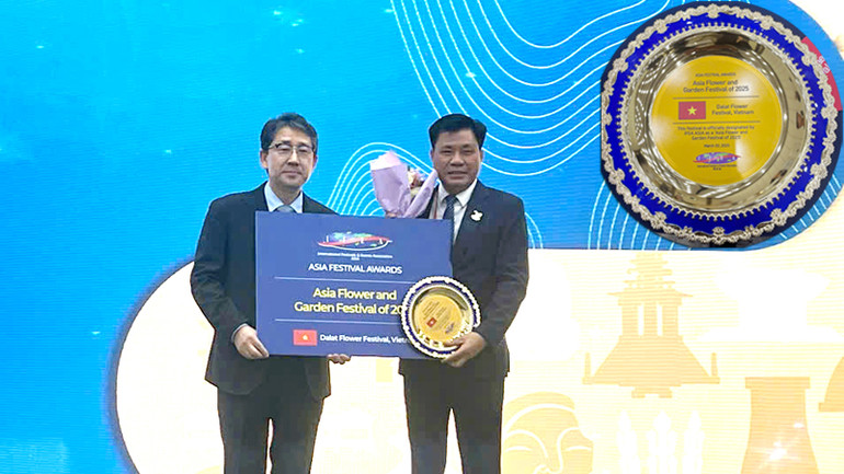 Đại diện lãnh đạo thành phố Đà Lạt (bên phải) nhận giải thưởng Festival châu Á năm 2025. Đại diện lãnh đạo thành phố Đà Lạt (bên phải) nhận giải thưởng Festival châu Á năm 2025.