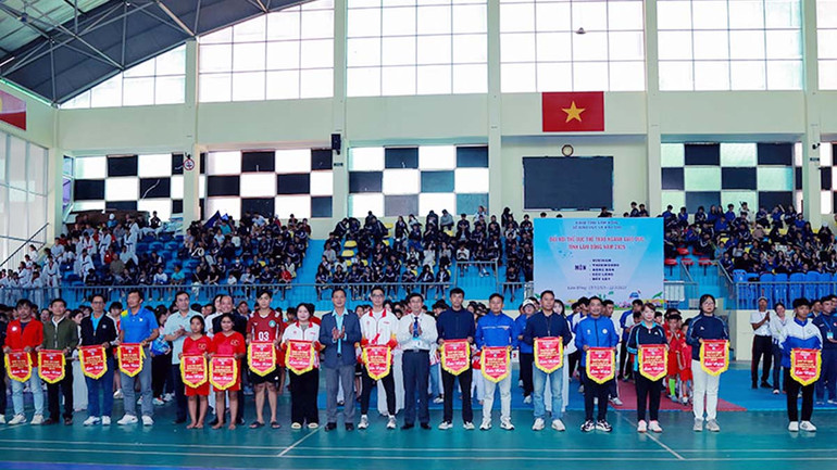 Ban tổ chức trao cờ lưu niệm cho các đoàn tham gia Đại hội Thể dục thể thao ngành giáo dục và đào tạo tỉnh Lâm Đồng năm 2025.