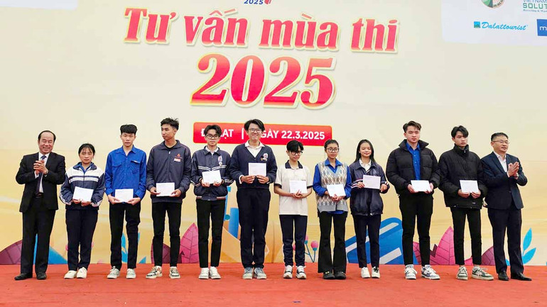 Ban tổ chức trao học bổng tặng các học sinh vượt khó, học giỏi tại thành phố Đà Lạt.