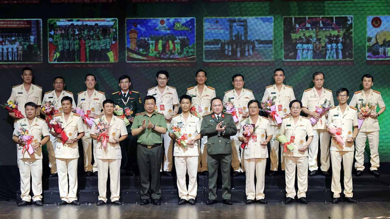 Ban tổ chức trao hoa và biểu trưng tặng ban giám khảo và các đoàn tham gia hội diễn.