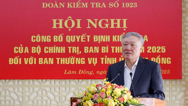 Phó Thủ tướng Thường trực Chính phủ Nguyễn Hòa Bình phát biểu ý kiến chỉ đạo tại hội nghị.