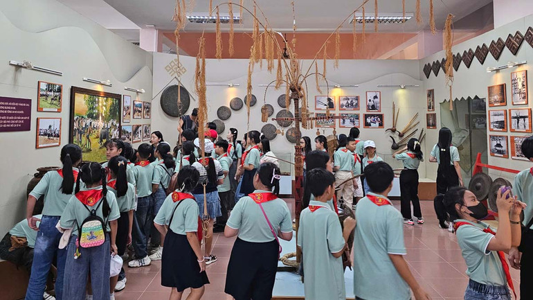 Học sinh tham quan Bảo tàng Lâm Đồng. Học sinh tham quan Bảo tàng Lâm Đồng.
