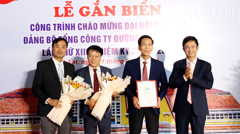 Bí thư Đảng ủy, Giám đốc Chi nhánh khai thác đường sắt Sài Gòn Thái Văn Truyền trao quyết định công nhận công trình “Sửa chữa, cải tạo, chỉnh trang trồng hoa khu ga Đà Lạt”, chào mừng Đại hội đại biểu Đảng bộ Tổng Công ty Đường sắt Việt Nam lần thứ 13.