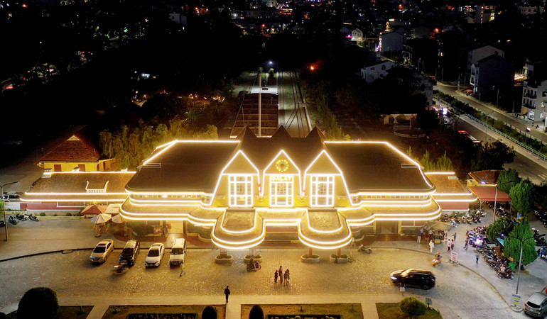 Ga Đà Lạt về đêm.