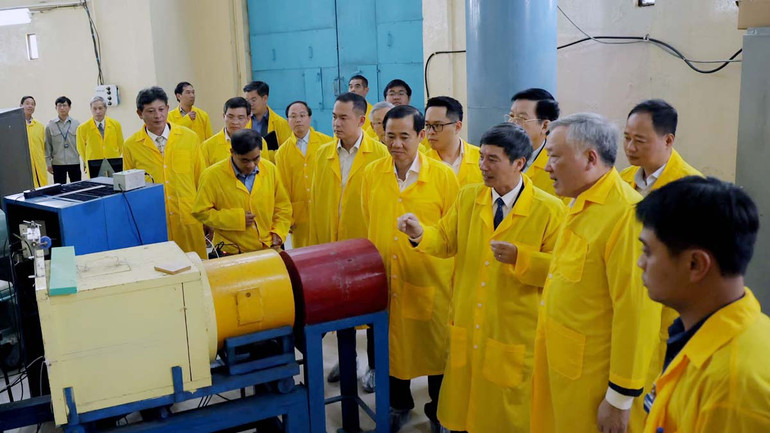 Đồng chí Nguyễn Hòa Bình và Đoàn công tác thăm Viện Nghiên cứu hạt nhân.