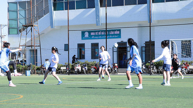Đội bóng đá nữ của các trường trung học phổ thông tranh tài sáng 12/3.
