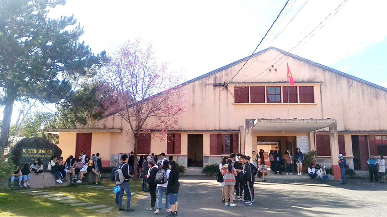 Du khách đến “địa chỉ đỏ” Di tích quốc gia nhà lao thiếu nhi Đà Lạt. Du khách đến “địa chỉ đỏ” Di tích quốc gia nhà lao thiếu nhi Đà Lạt.