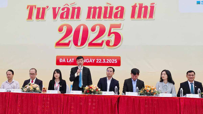 Các chuyên gia, nhà quản lý ngành giáo dục thông tin các nội dung liên quan tại chương trình tư vấn mùa thi năm 2025.