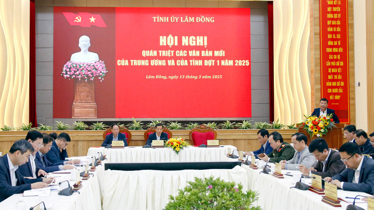 Phó Bí thư Tỉnh ủy Lâm Đồng Bùi Thắng đã quán triệt các văn bản mới của Trung ương và của tỉnh tại hội nghị.