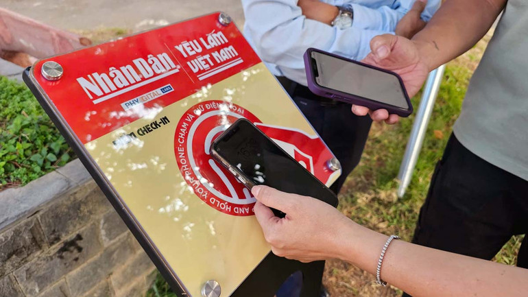 Các bảng gắn chip được thiết kế hai màu vàng, đỏ lấy cảm hứng từ Quốc kỳ Việt Nam và hoạt động tự động không cần nguồn điện. Các bảng gắn chip được thiết kế hai màu vàng, đỏ lấy cảm hứng từ Quốc kỳ Việt Nam và hoạt động tự động không cần nguồn điện.